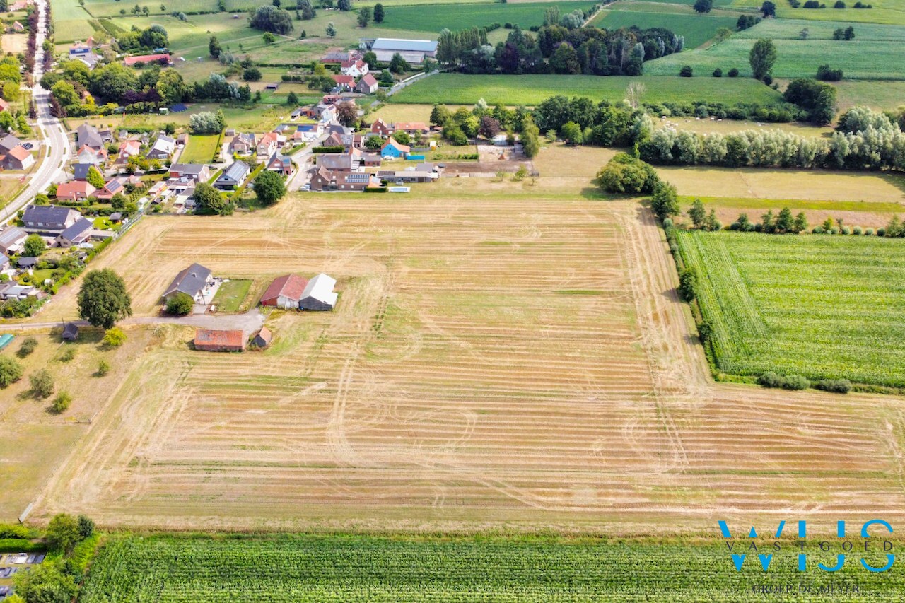 Op te frissen bungalow met 36.274m² grond te Oosteeklo ! 