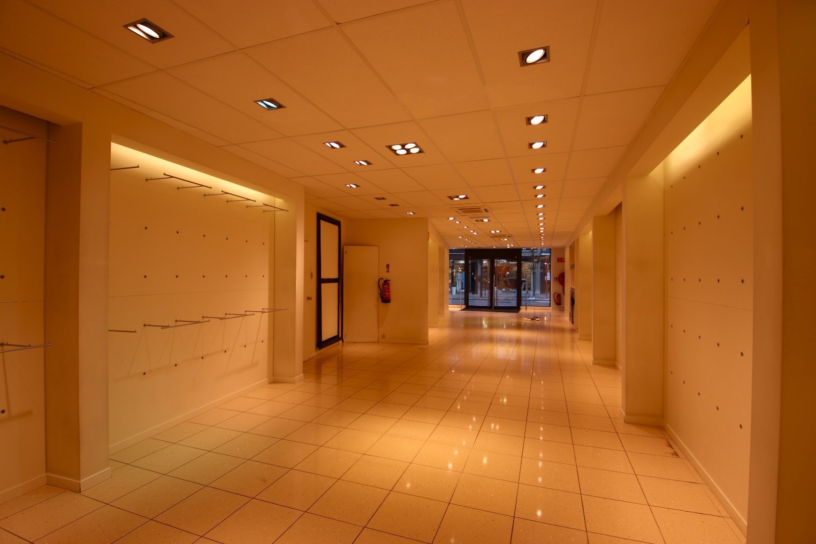 Recente handelsruimte met kelder in de Nieuwstraat te Geel 