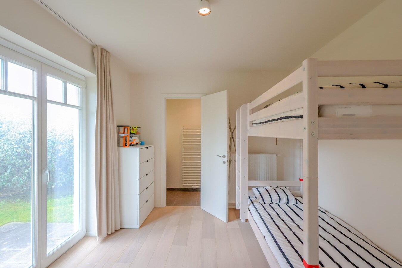 Modern 2slpk-appartement met privé tuin op wandelafstand van het strand 