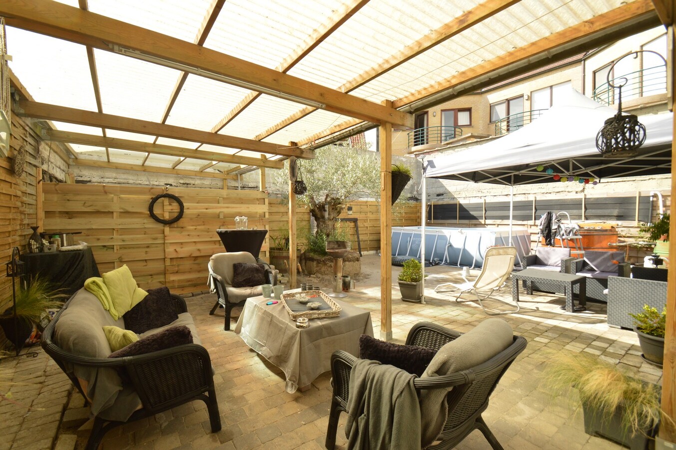 Mooie woning met hangar en ingericht appartement - Duinbergen 