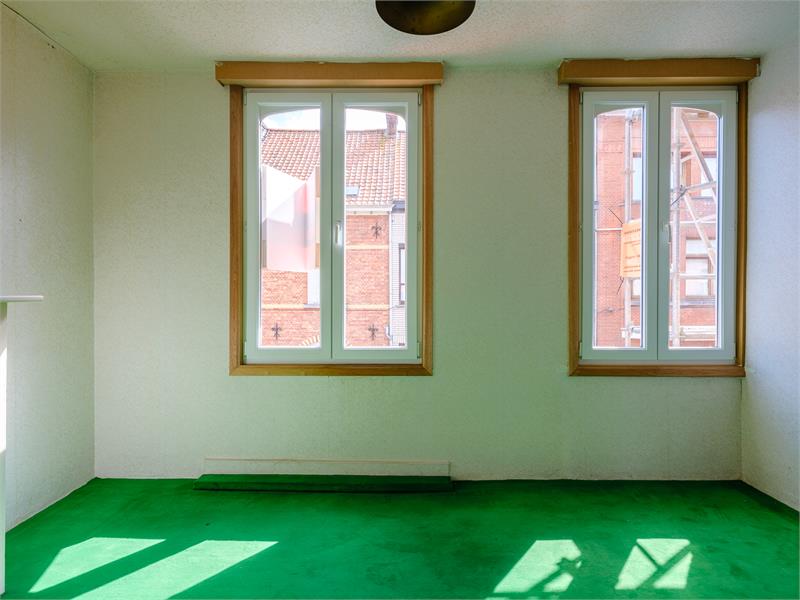 Een buitenkans van een renovatieproject: te renoveren rijwoning in centrum van Eeklo 