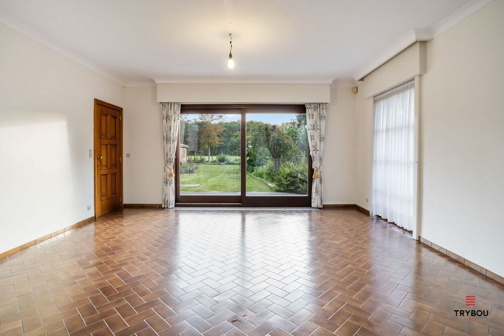 Ruime karaktervolle villa met 3 garages op 1099m² 