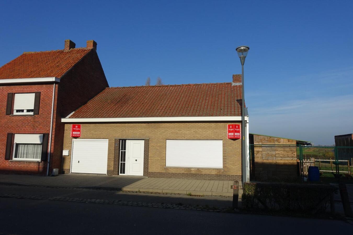 Degelijke rijwoning met garage en grote tuin 