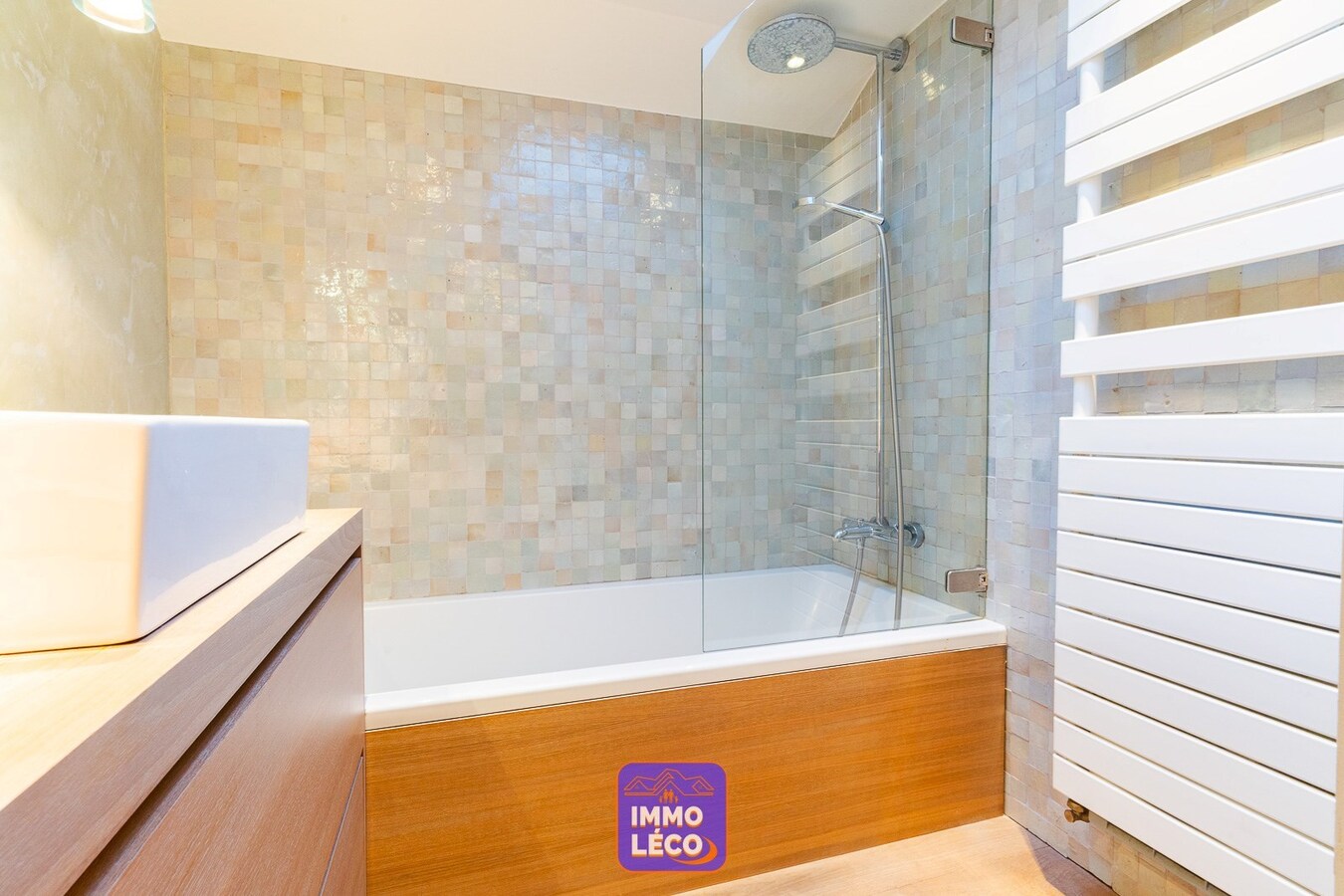 Grand espace professionnel avec maison de style en semi plain-pied, érigés sur 1800m² ! 