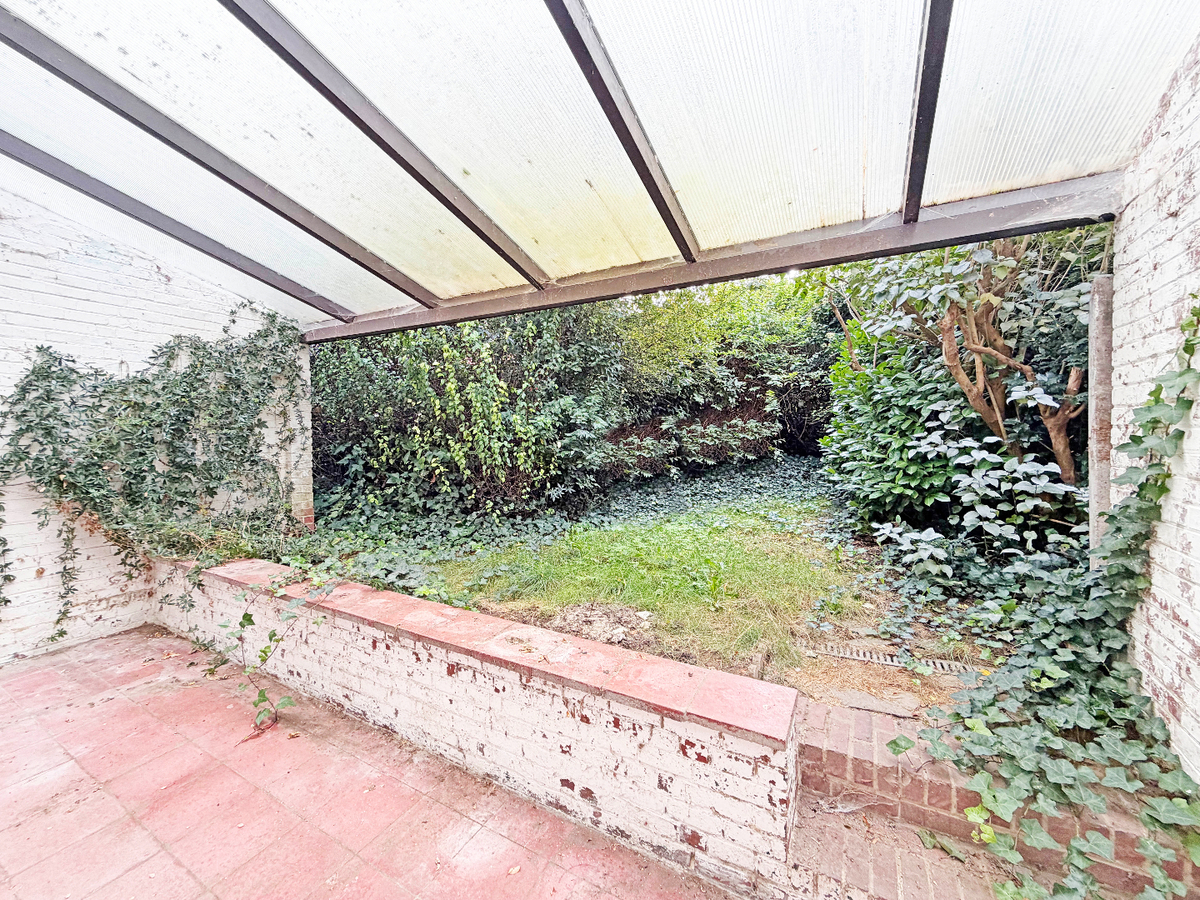 Ruime, te renoveren woning met garage en tuin te Bevegem 