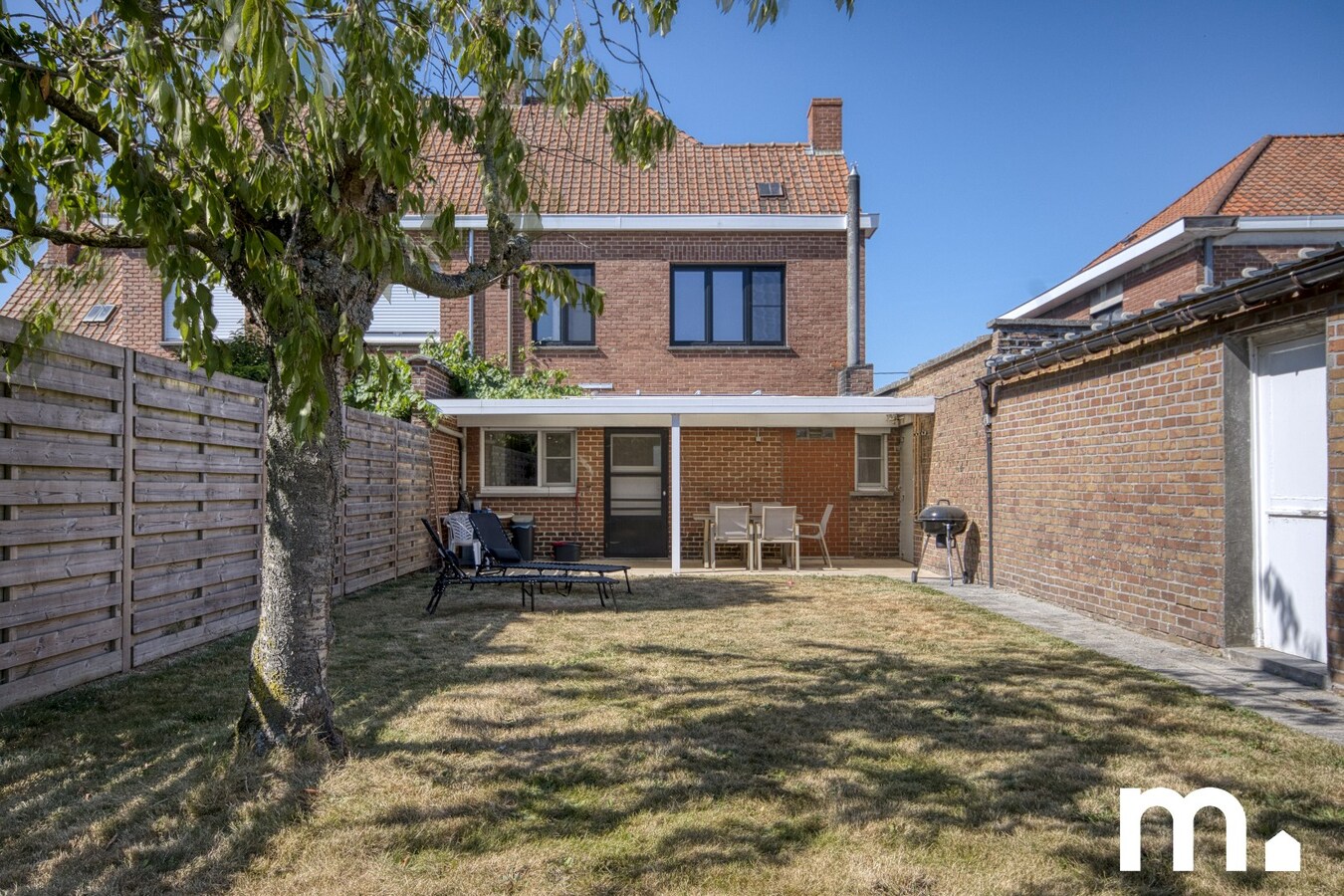 Half open gezinswoning met ruime tuin en garage te koop ! 
