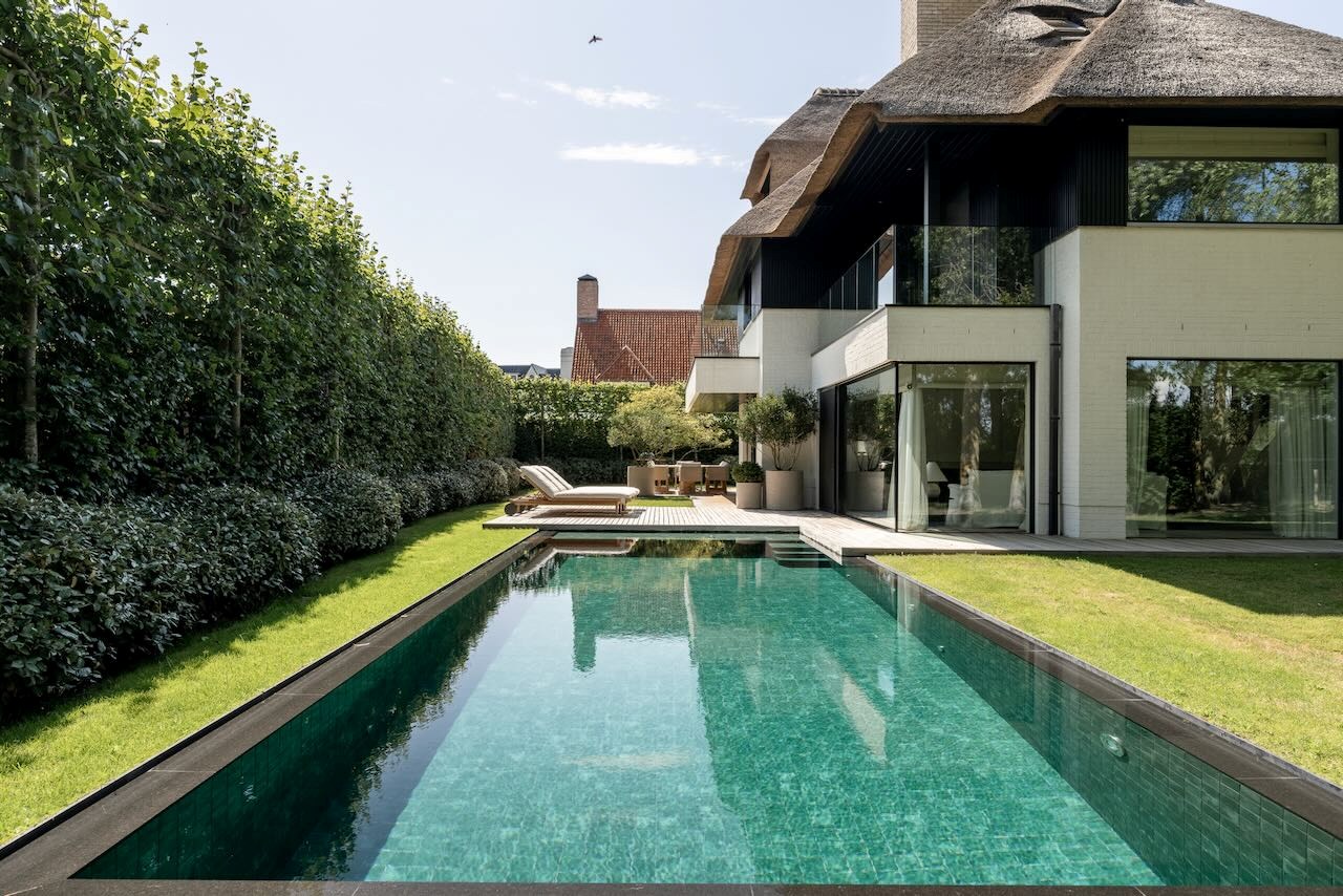 Magnifique villa récente de style contemporain allie une finition intemporelle à un emplacement unique et une vue imprenable sur le Zwin. 