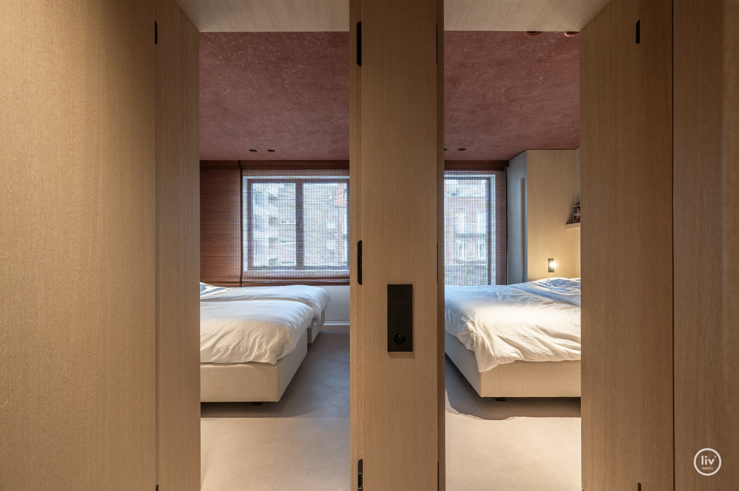 Uniek appartement ontworpen door architect Glenn Sestig met zijdelings zeezicht aan het Driehoeksplein 