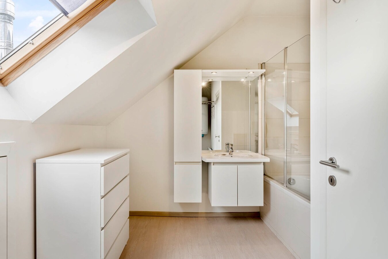 Energiezuinig 1-slaapkamerappartement met private toegang en knusse patio, centrum  Opglabbeek - interessante investeringsopportuniteit. 