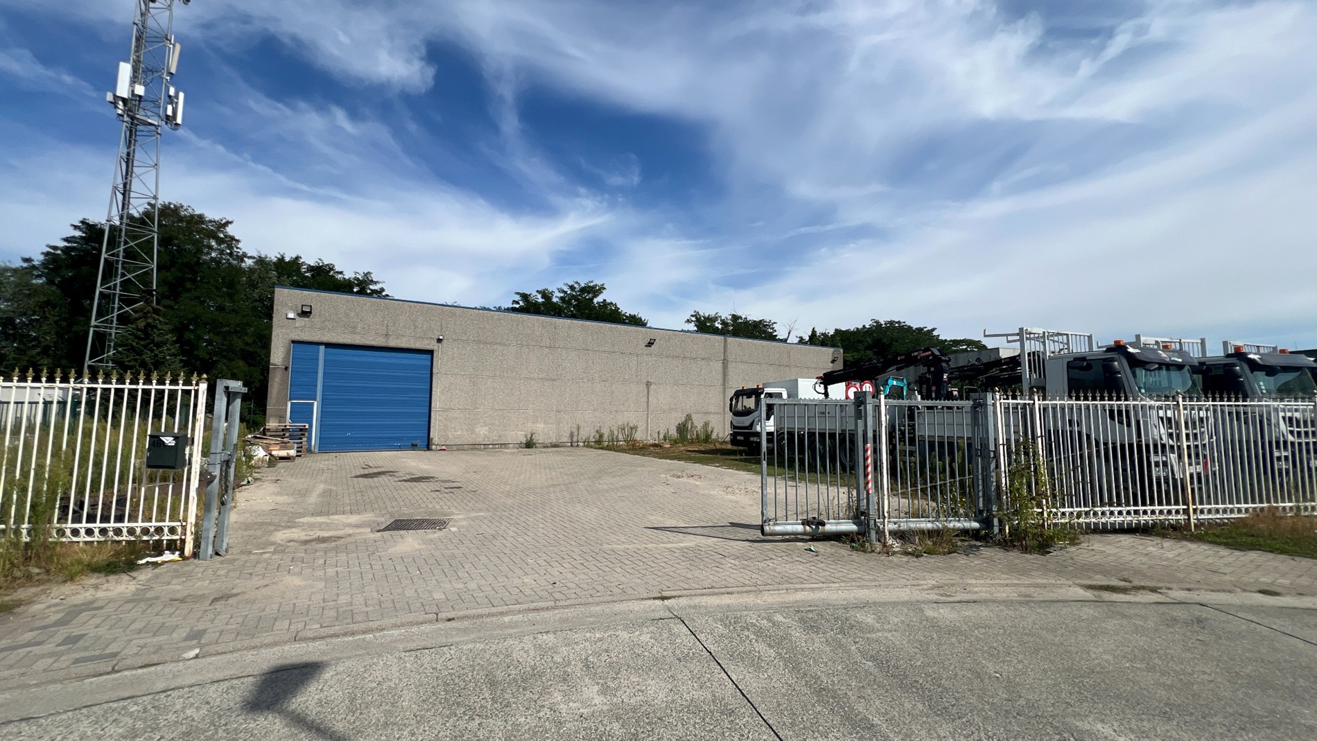 Bedrijfsgebouw te koop nabij R4 te Gent