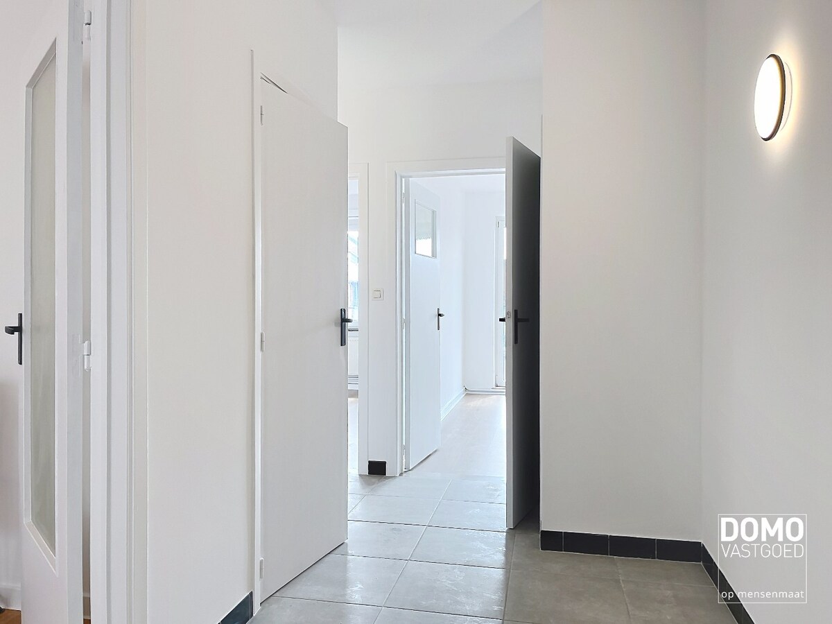 APPARTEMENT MET 2 SLAAPKAMERS EN GARAGEBOX NABIJ CENTRUM VAN HASSELT 