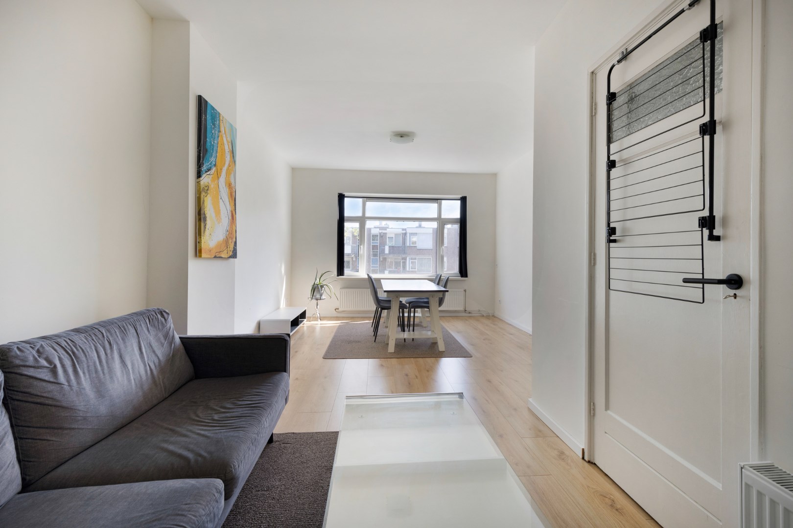 Turn-key 2 kamer (voorheen 3) appartement op steenworp afstand van Rotterdam centrum met een nette keuken, royale woonkamer en gelegen op eigen grond! 