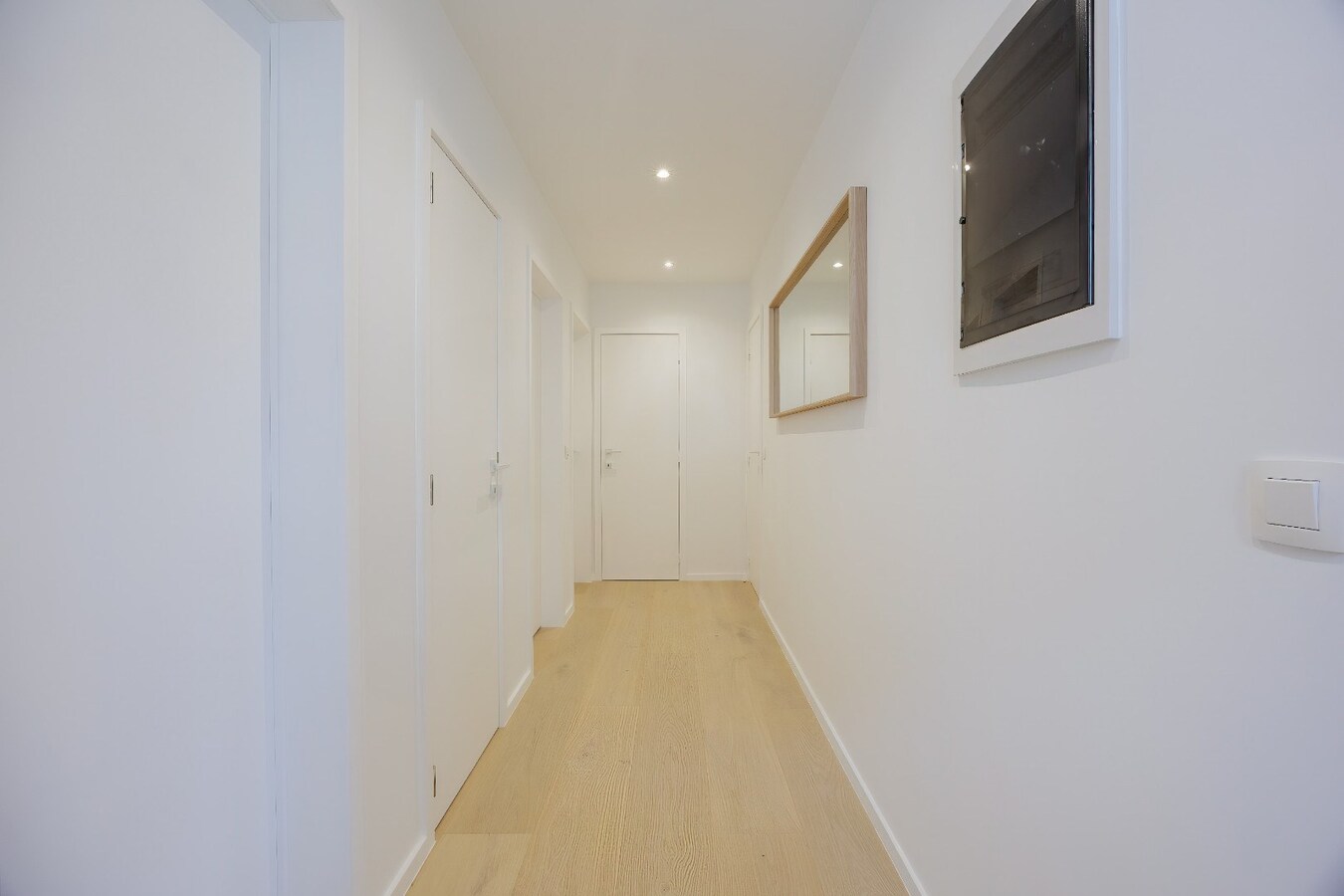 Stijlvol gerenoveerd hoekappartement met 3 slaapkamers op toplocatie te Duinbergen, vlakbij de Zeedijk. 