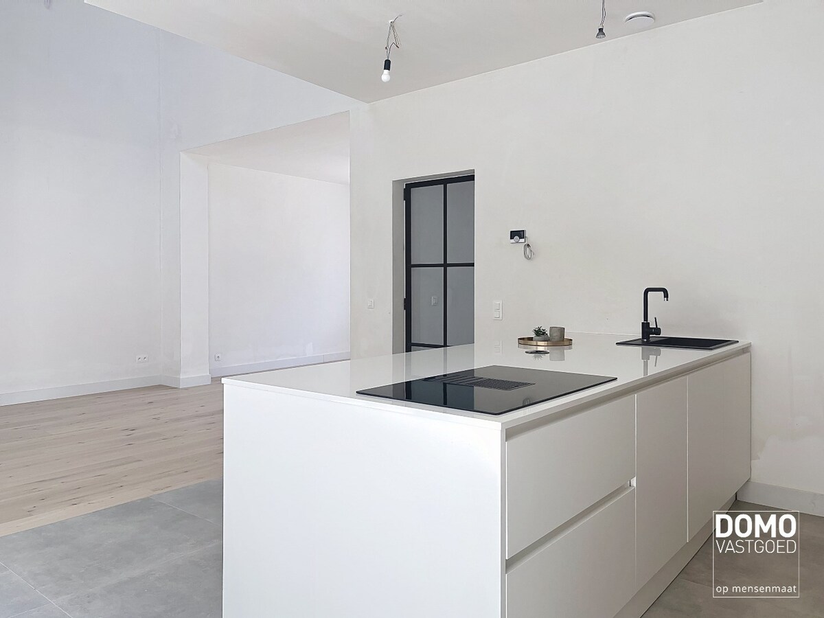 PRACHTIG GERENOVEERDE, LICHTRIJKE WONING MET 3 SLAAPKAMERS, 2 BADKAMERS, EEN ZONNIGE TUIN EN 2 PARKEERPLAATSEN TE GINGELOM (MIELEN-BOVEN-AALST) 