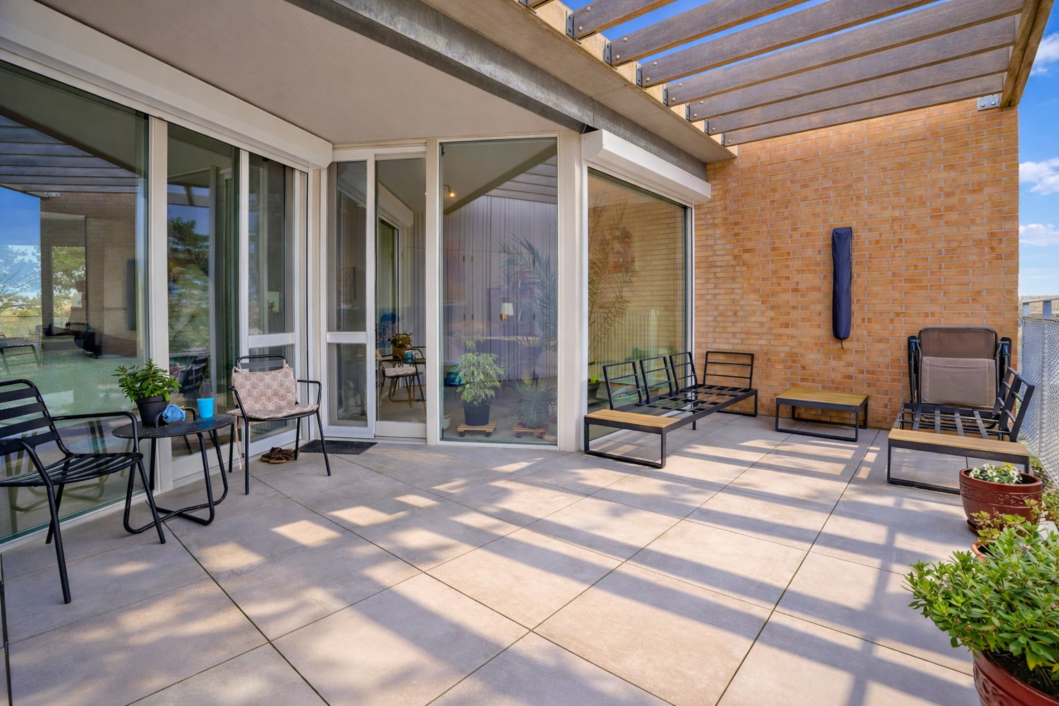 Prachtig 1-slaapkamerappartement met ruim terras (serviceflat) in Residentie Beukenhof, uniek wonen in de dorpskern van Oostduinkerke. 