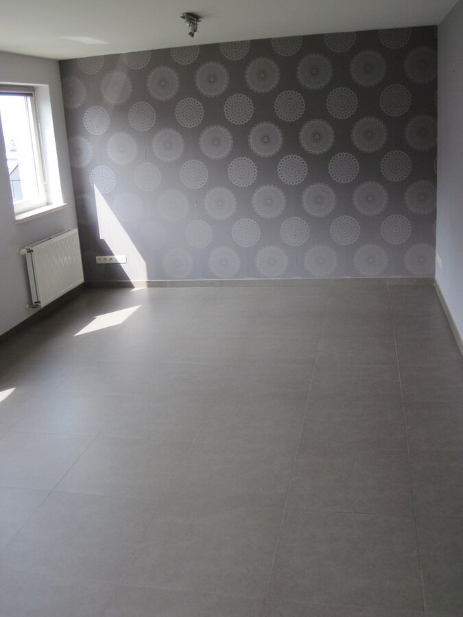 Lichtrijk appartement met ruim terras. Geen vaste kosten ! 