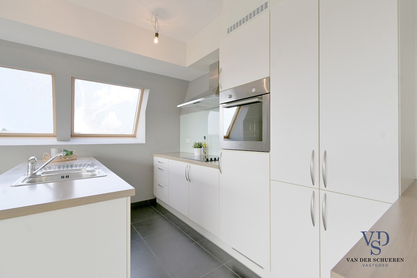 Lichtrijk appartement mét ondergrondse garage en berging. 