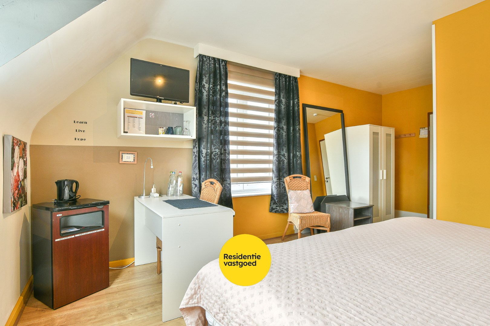 Unieke investeringskans: karaktervol hotel met 18 kamers &amp; woonmogelijkheden te koop! 