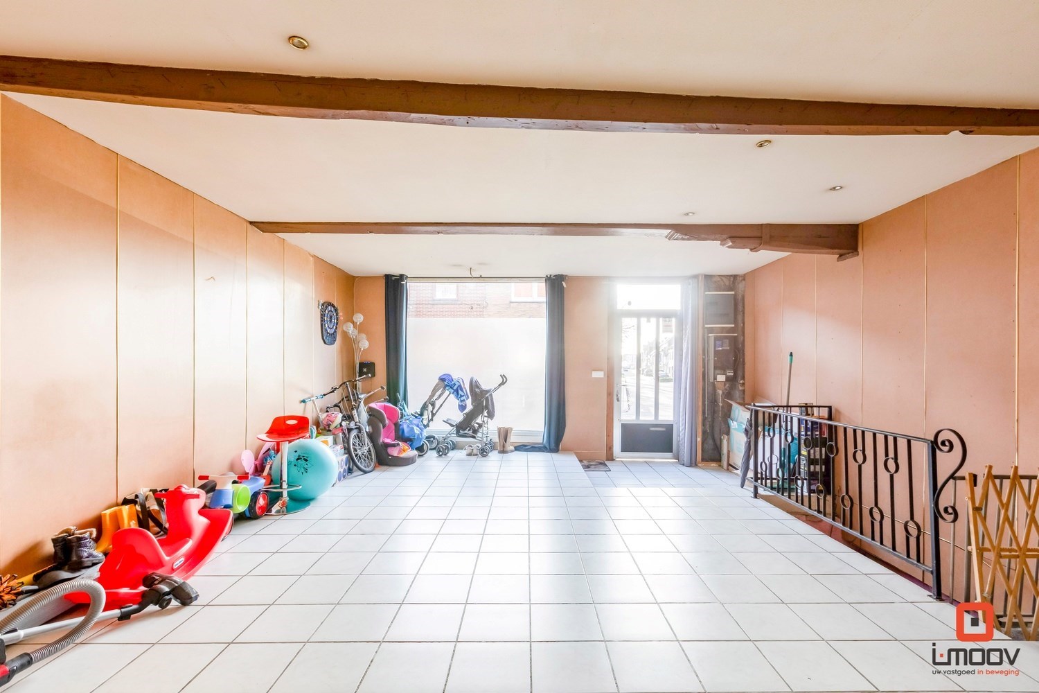 Te renoveren eengezinswoning met voldoende parkeermogelijkheden. 