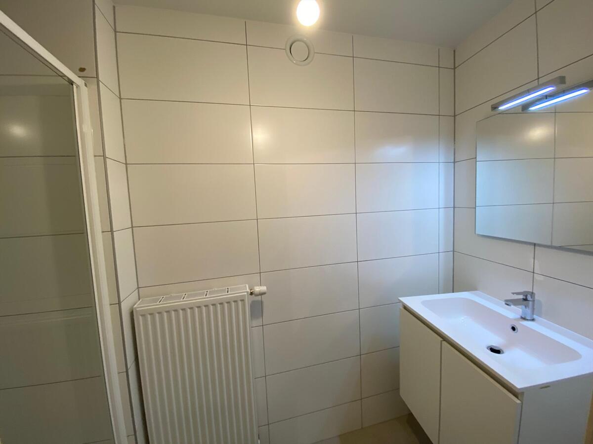 Volledig afgewerkt gelijkvloersappartement met autostaanplaats 