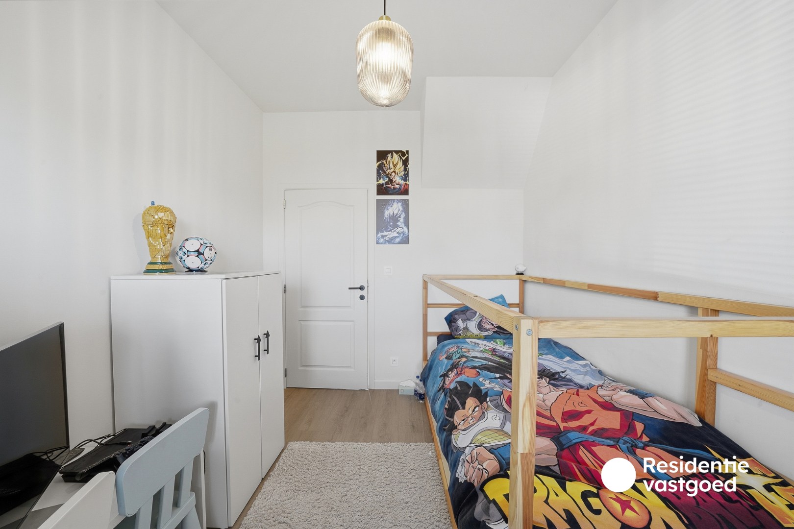 Instapklare woning met dubbele garage, 3 kamers en zongerichte buitenruimtes 