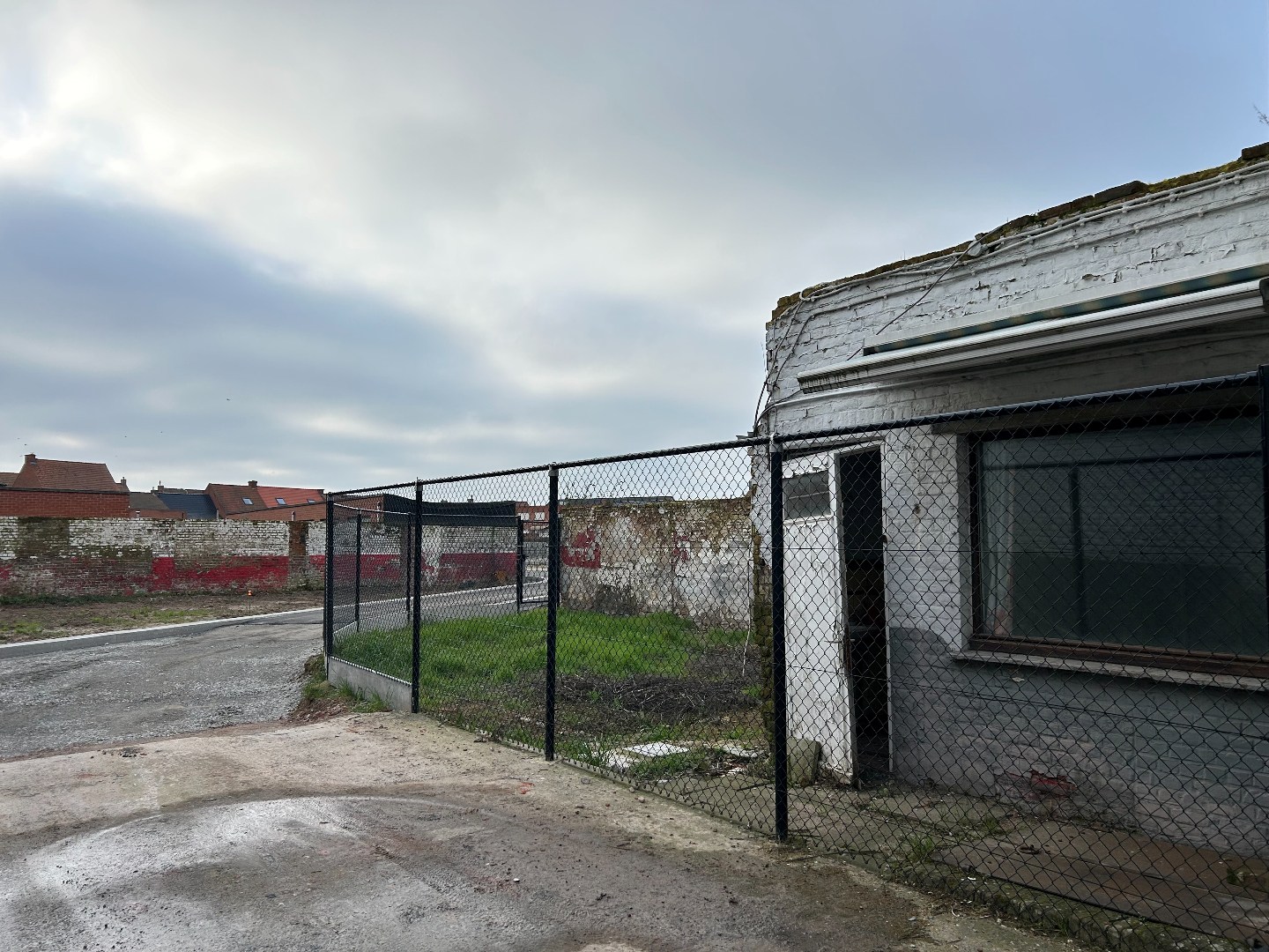 Ruime, totaal te renoveren burgerwoning met stadstuintje 