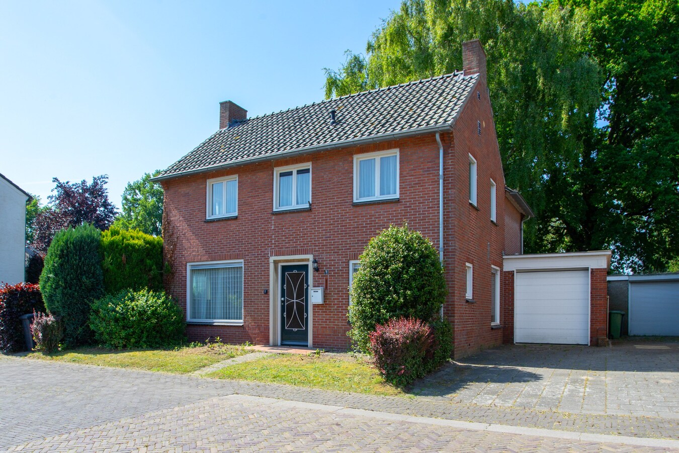 Royale vrijstaande gezinswoning gelegen op 500m2 in het centrum van Hoogeloon. 