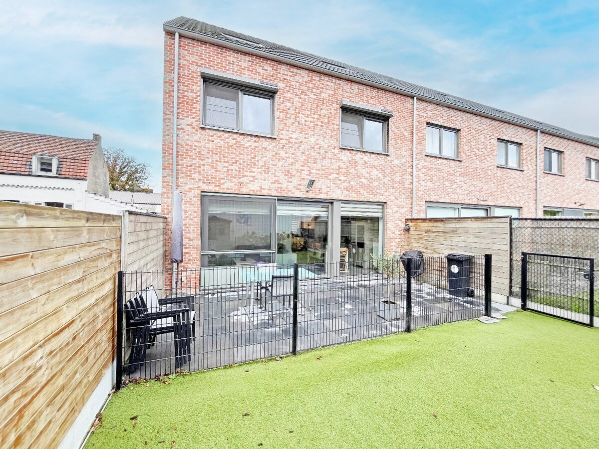 Recente (2017) gezinswoning met garage en tuin te Borsbeke 