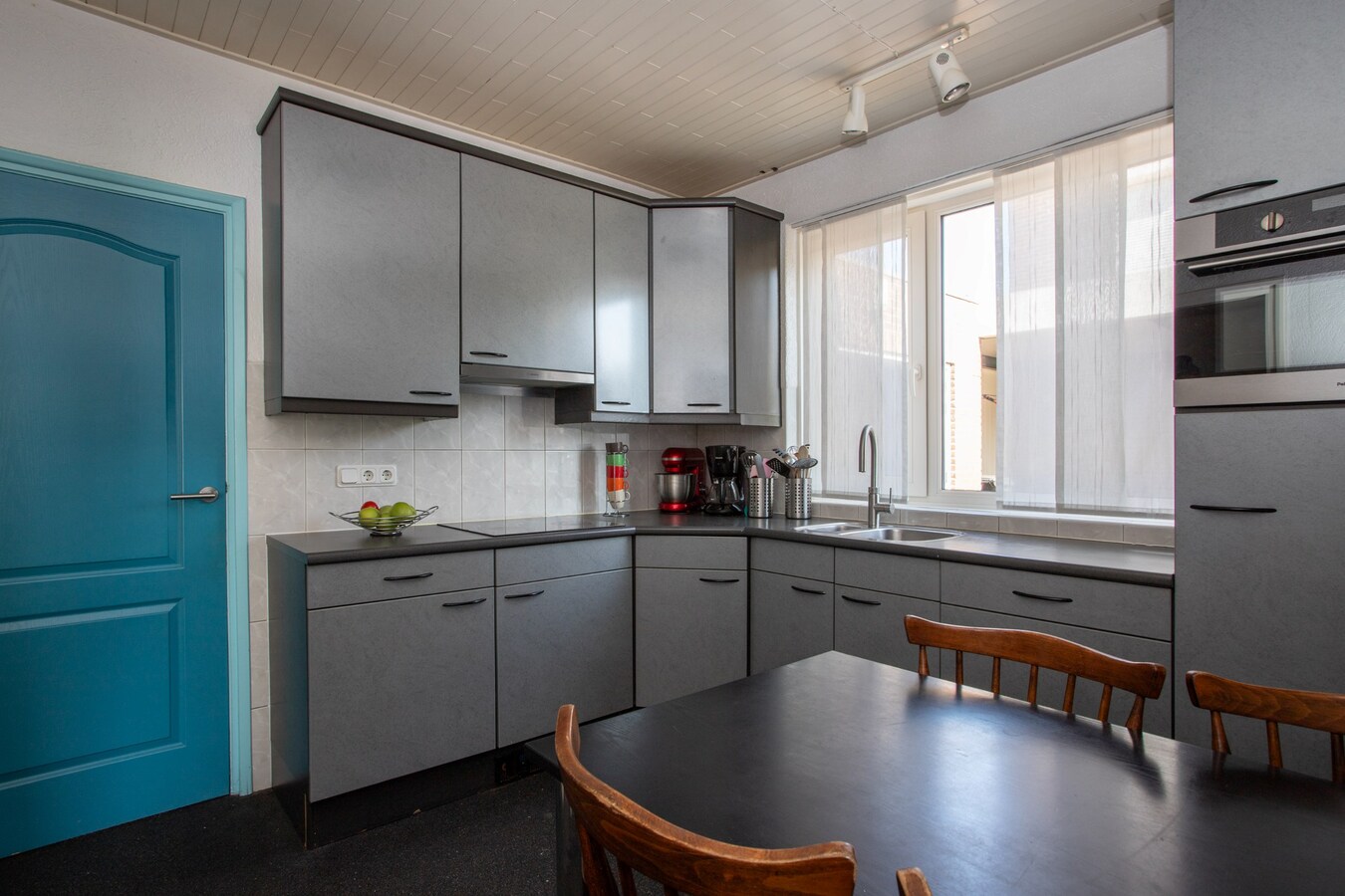 Uitgebouwde vrijstaande woning met berging gelegen op een perceel van 561 m2. 