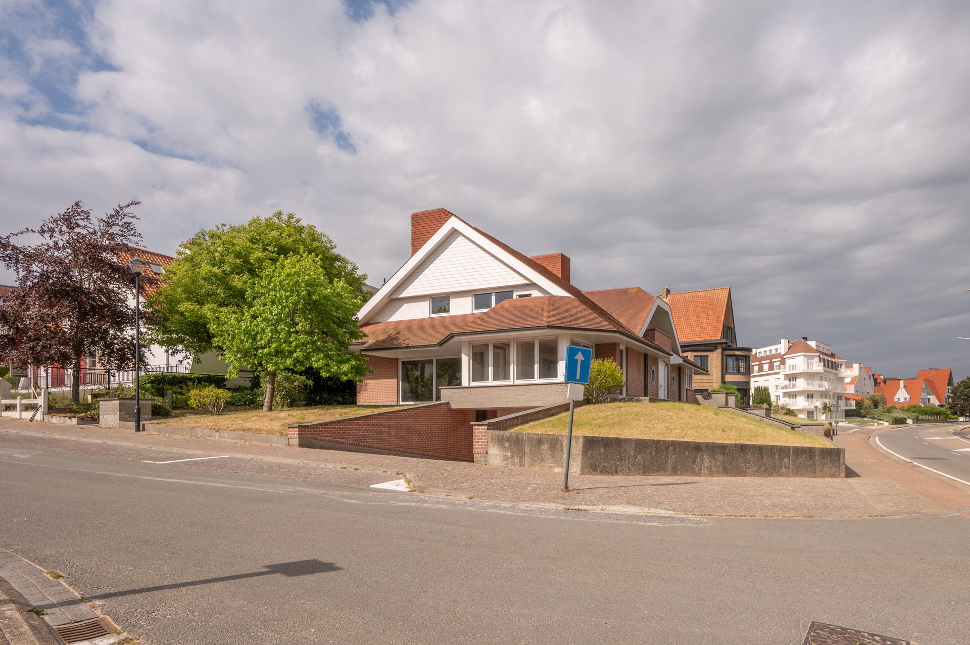 Ontdek deze karaktervolle villa, rustig gelegen in het gegeerde Duinbergen, op wandelafstand van het strand (incl. zeer ruime dubbele inpandige garage) 
