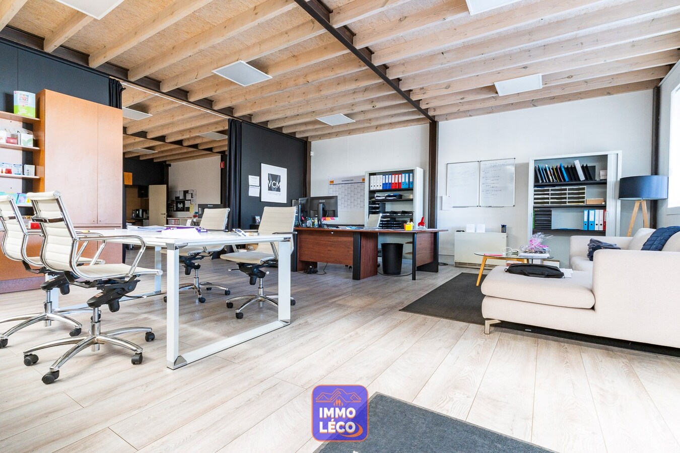 Bâtiment industriel de +/- 2000m² avec bureaux et parking, dans le zoning industriel ! 