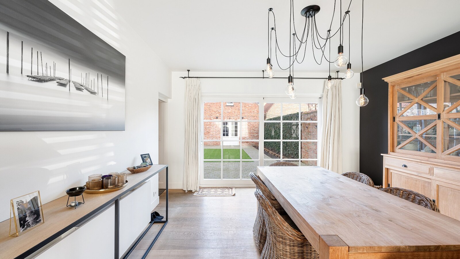 Instapklare en energiezuinige statige woning met tuin in rustige woonwijk te Knokke-Heist 