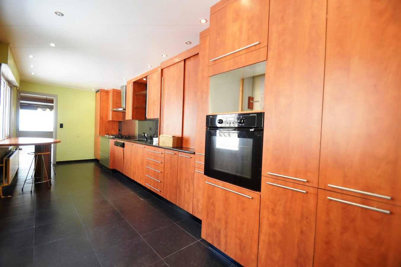 Zeer ruime gezinswoning met terras en garage - Heist 