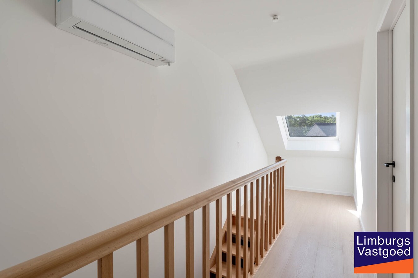 Moderne nieuwbouwwoning, 5 slpk, op een perceel van 4a31ca. 