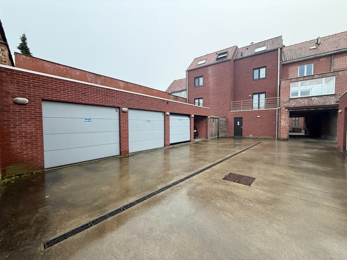 Afzonderlijke gemetste garage te huur centrum Roeselare 