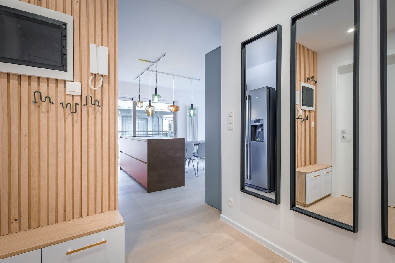 Volledig gerenoveerd hoekappartement met open zicht in exclusieve villaresidentie te Duinbergen 