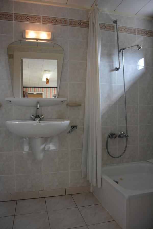 Op te knappen woning in rustige straat 