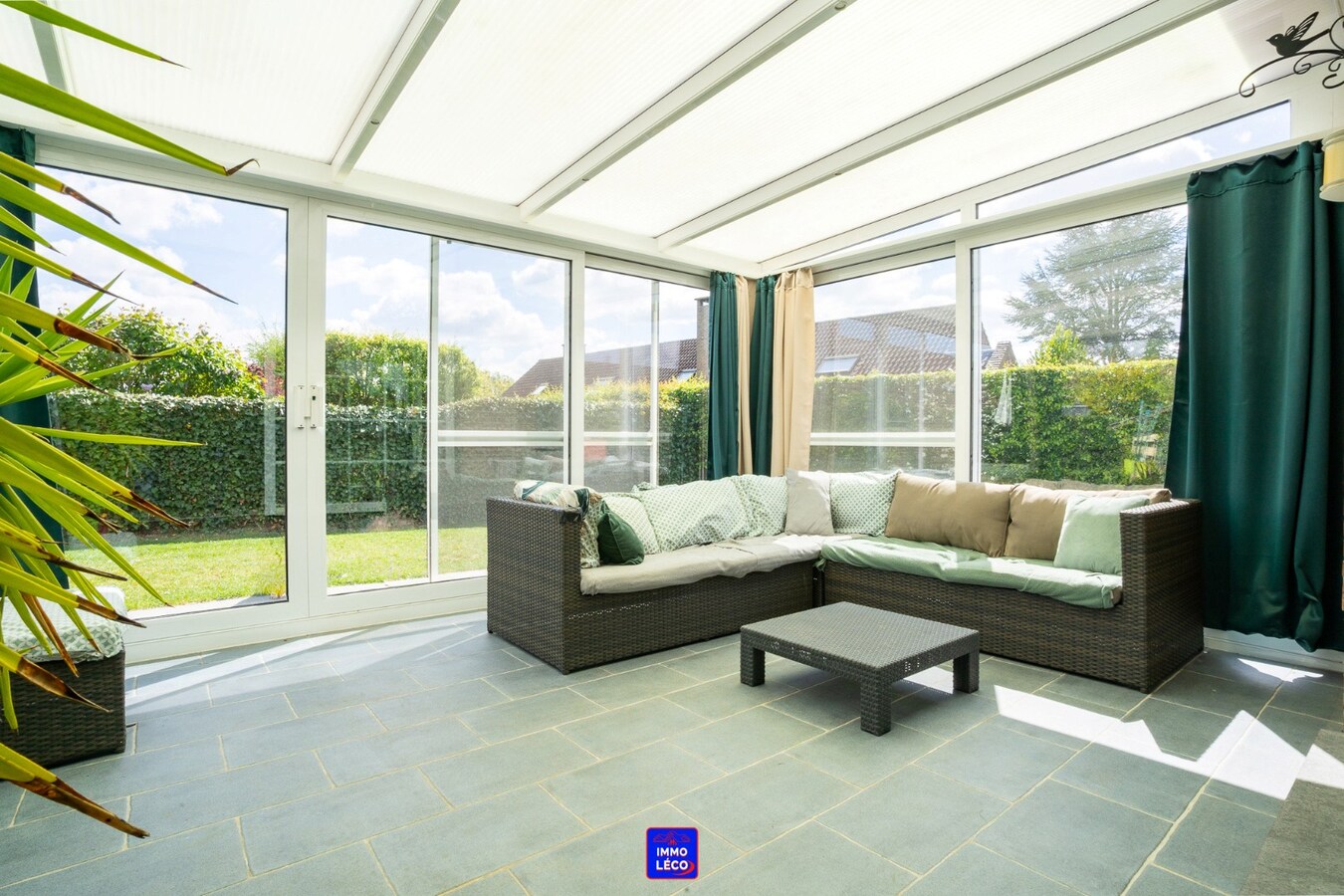Plain-Pied érigé sur 808m², clos résidentiel prisé, garage et carport, COUP DE COEUR ! 