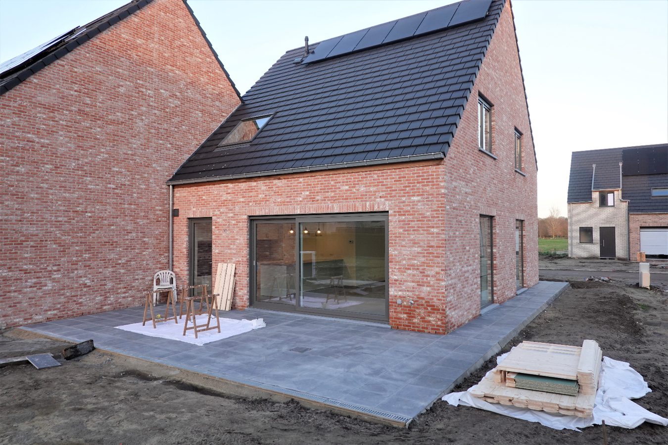 Halfopen nieuwbouw met inpandige garage 