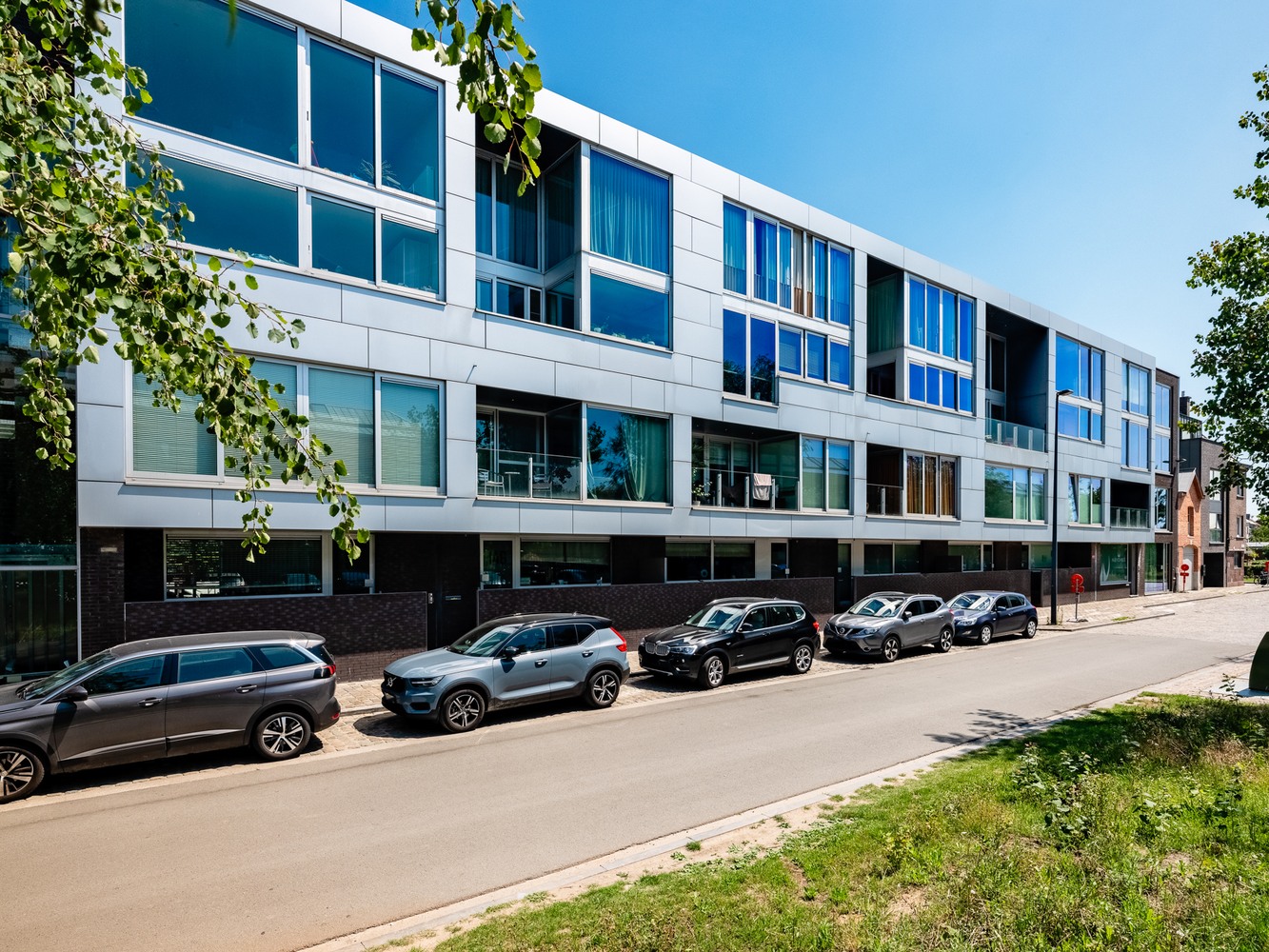 Exclusief wonen. Uitzonderlijk, luxueus en ruim (191m²) appartement met terras en fenomenaal zicht op water. 