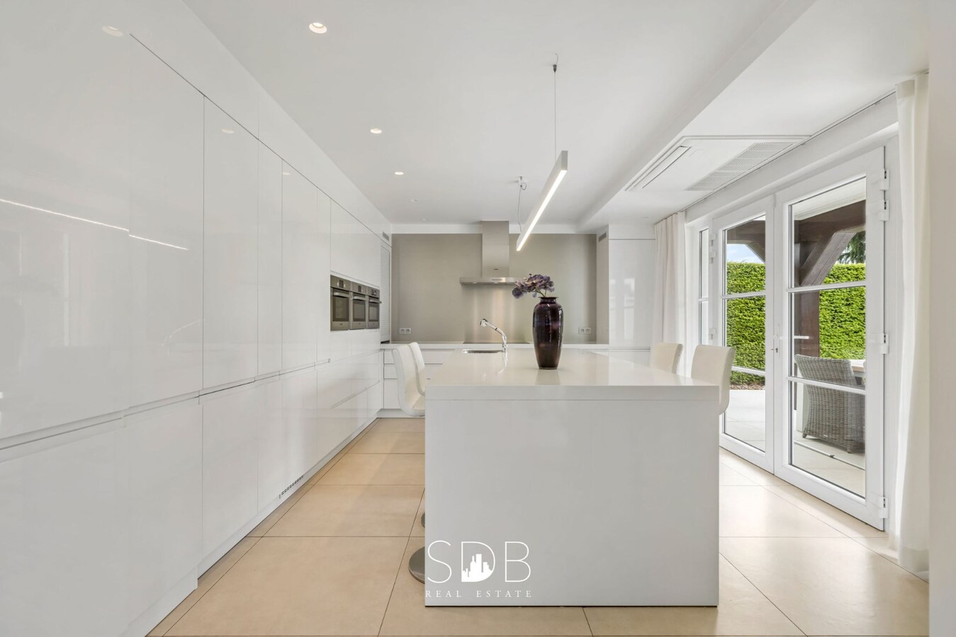 Prachtige villa met zwembad, paardenstallen, paddock en grasland op 1,3HA 