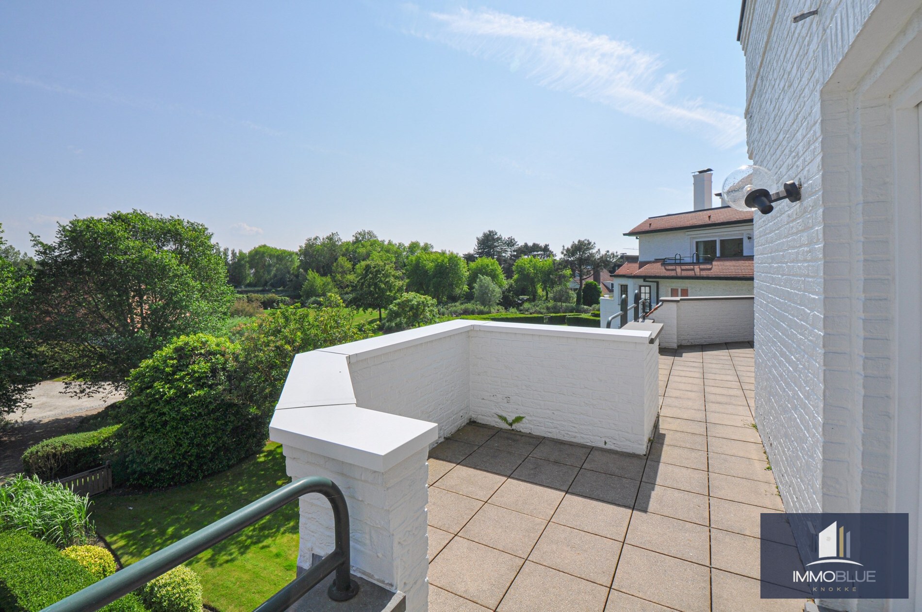 "Sublime appartement d'angle avec de spacieuses terrasses situé dans le prestigieux domaine Tennis Garden." 