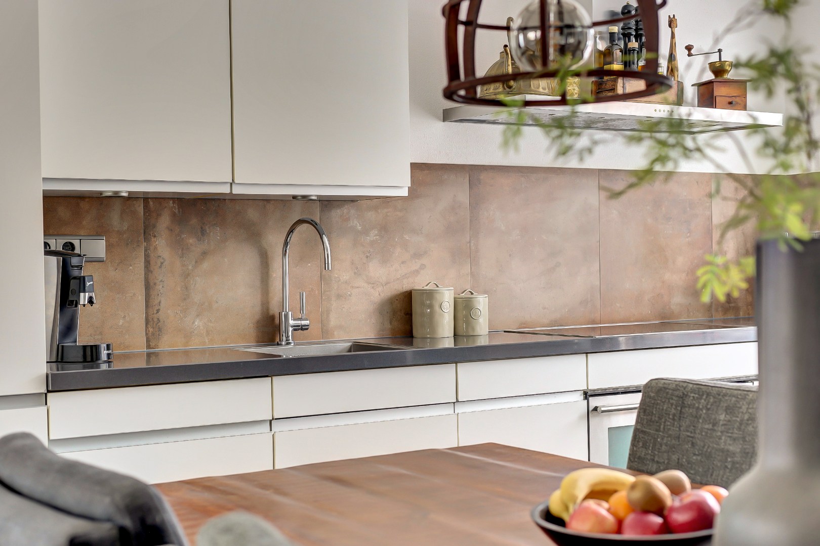 Instap klaar en moderne 4-kamer hoekwoning met 3 ruime slaapkamers, fraaie keuken en badkamer, onderhoudsvriendelijke tuin en gelegen op eigen grond. 