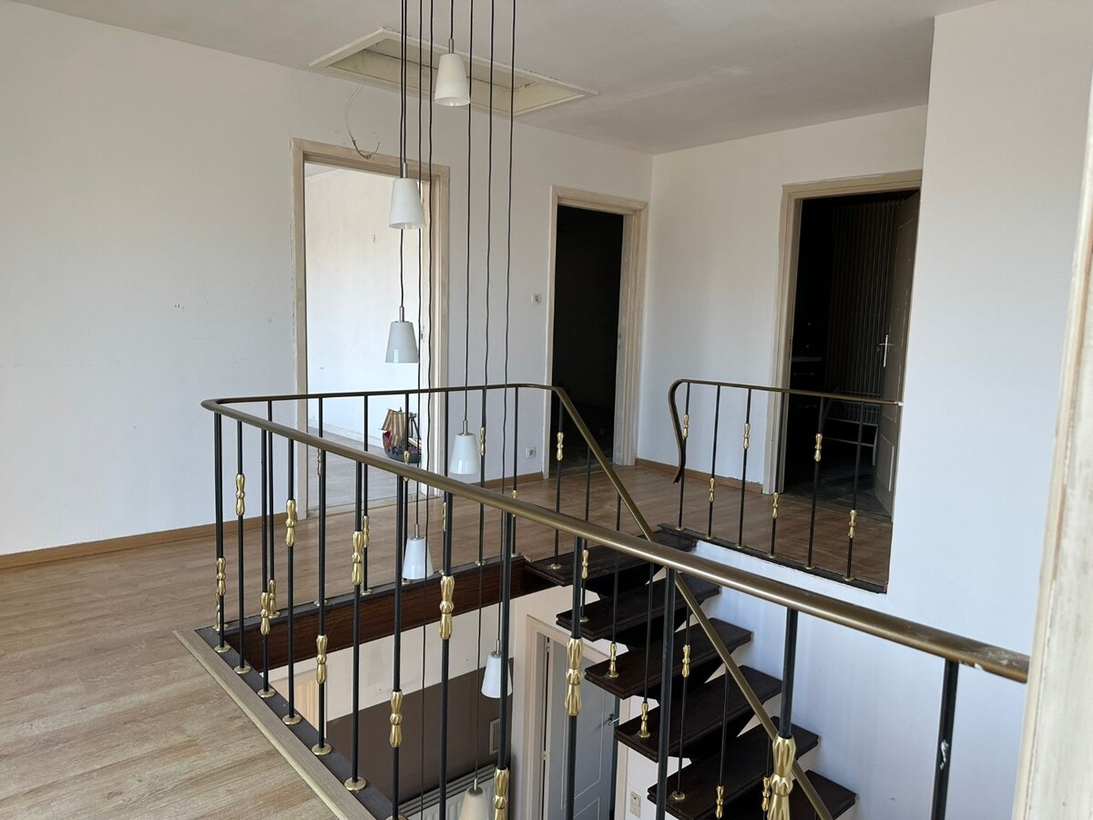 Ruime woning met 4 slaapkamers en hobbyruimte/winkel. 