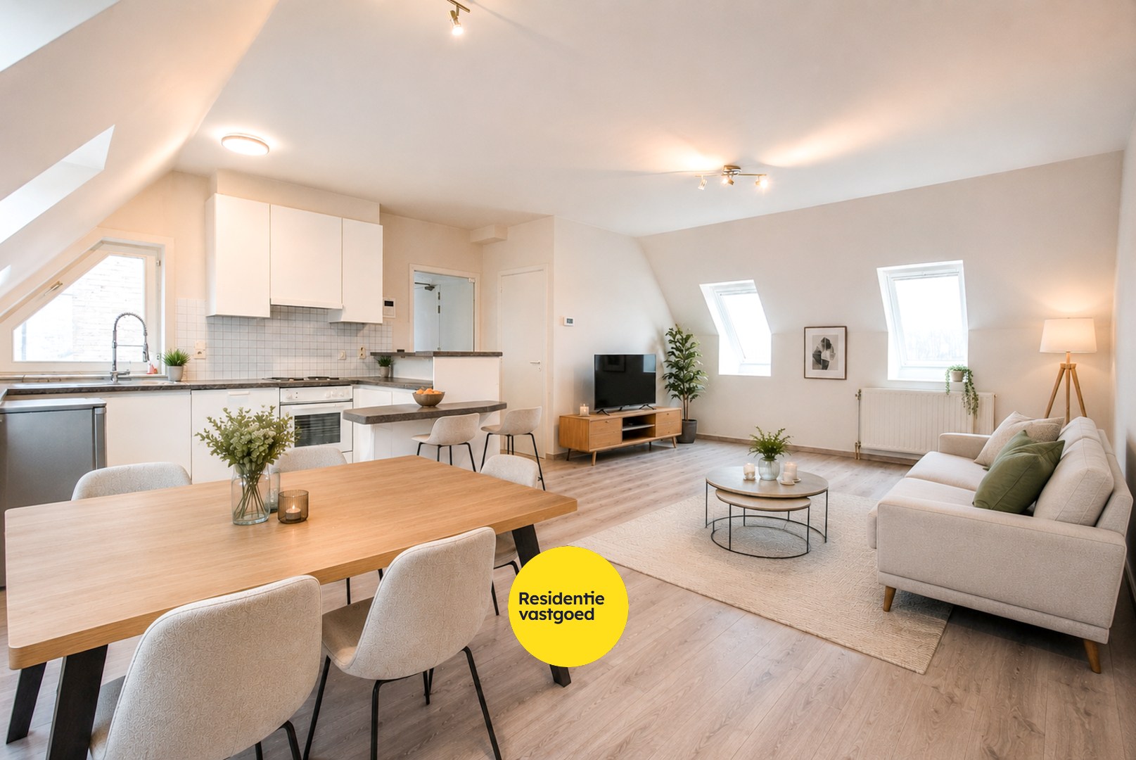 Instapklaar lichtrijk dakappartement in hartje Veurne (61m²) 
