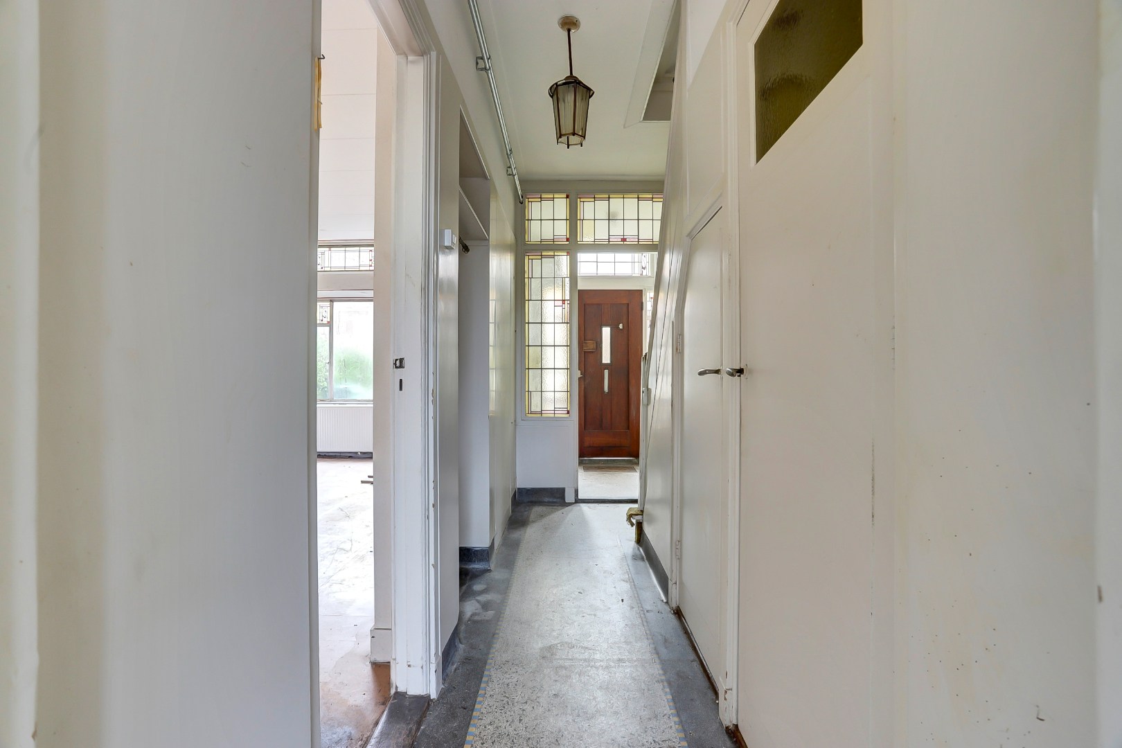 Unieke kans?! Zelf transformeren vanuit de vorige eeuw naar uw eigen hedendaagse smaak, dat kan met deze 5-kamer tussenwoning met 20m diepe tuin! 