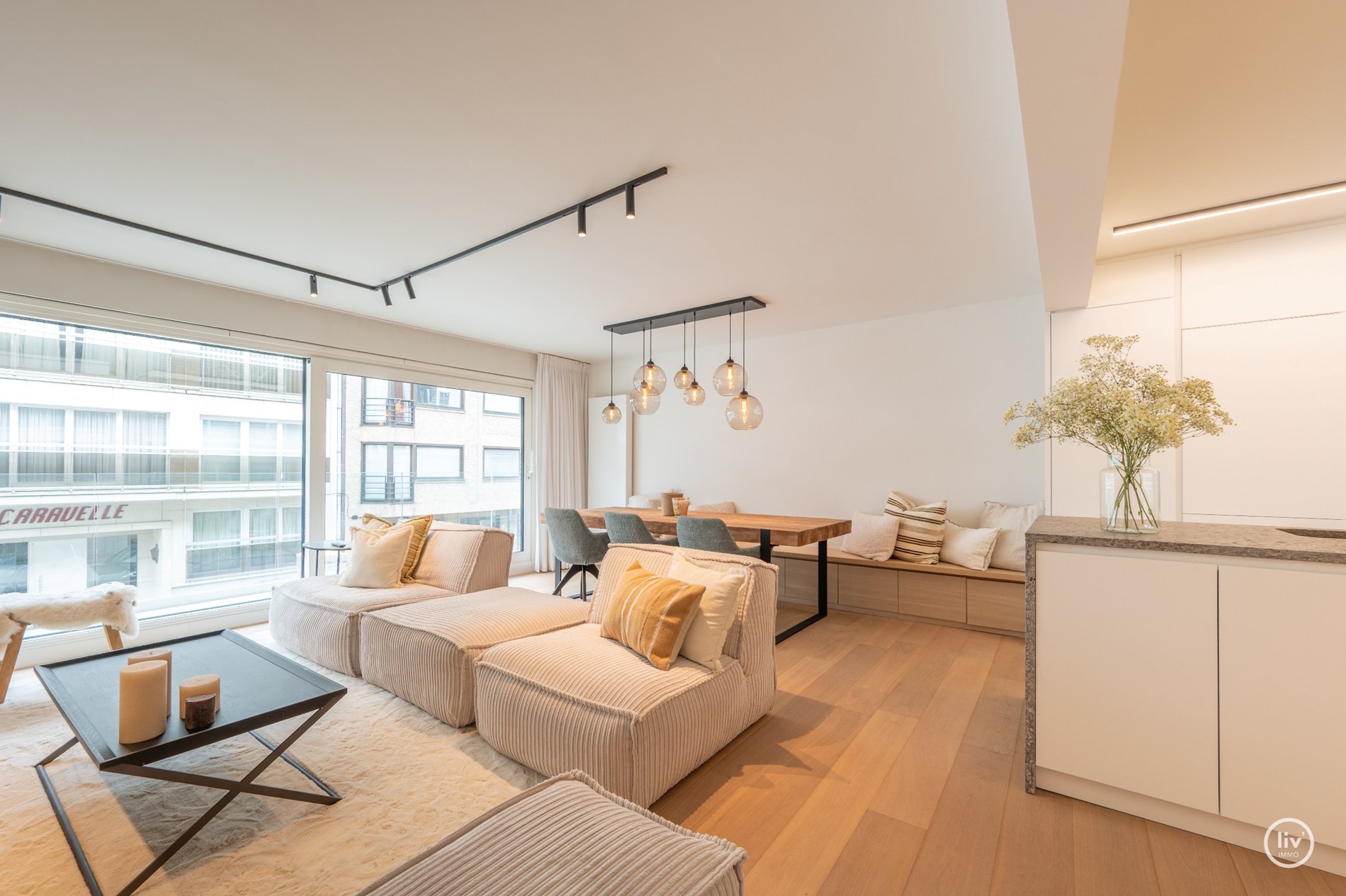 Prachtig ruim 2 slaapkamerappartement met mooie gevelbreedte en groot zonneterras op een topligging vlakbij de Dumortierlaan te Knokke. Garage mogelijk in het gebouw. 
