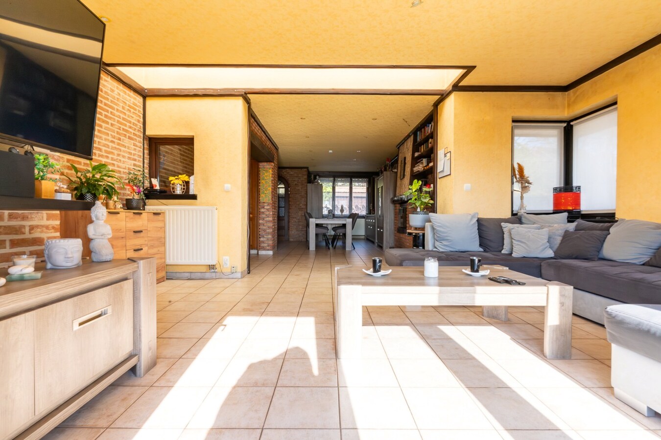 3 façades érigée sur 875m² avec terrain à bâtir, parking privé, double garage. 