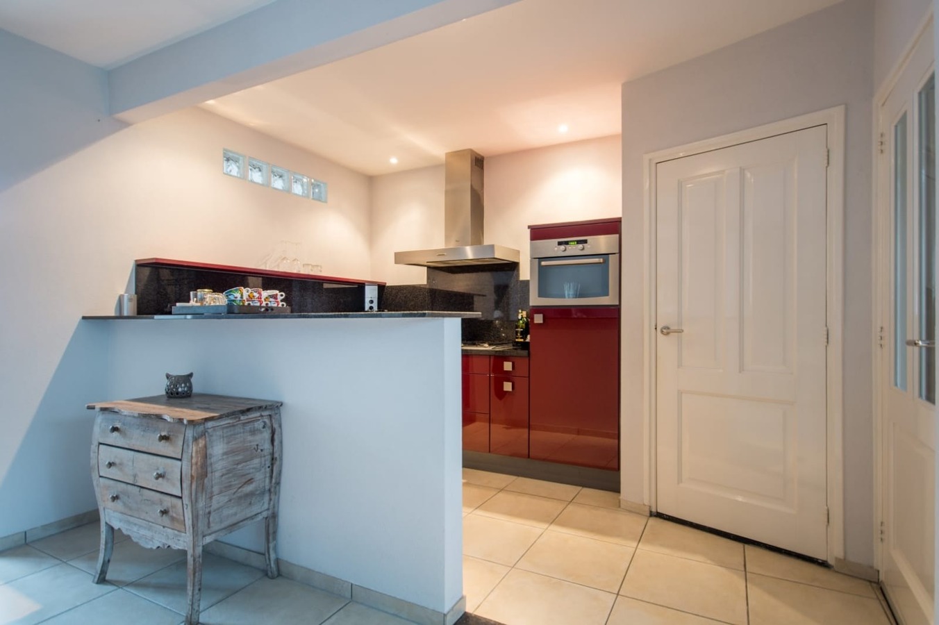 Sfeervolle en gunstig gesitueerde tweekapper met garage, berging en vrije achterom gelegen op 221 M². Deze woning ligt op loopafstand van het centrum van Hilvarenbeek. 