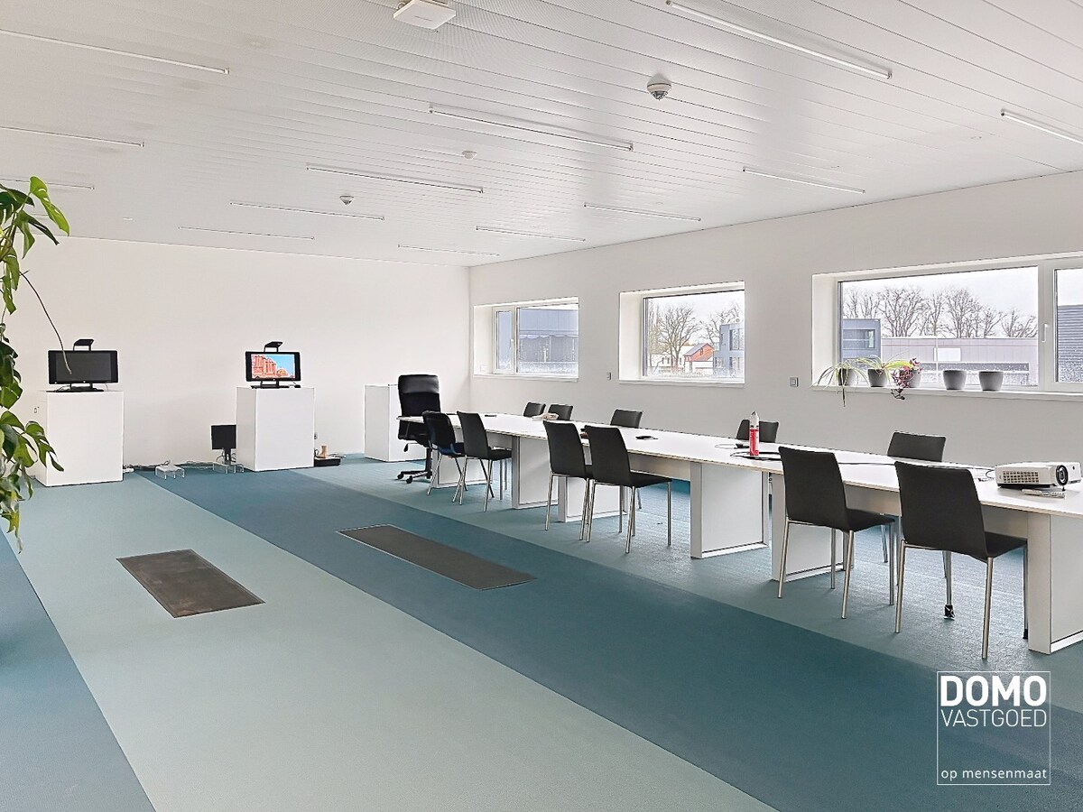 INNOVATIEVE RUIMTE MET LABO, LOGISTIEKE VOORZIENINGEN EN RESEARCH &amp; DEVELOPMENT IN EEN ECO-BEDRIJFSGEBOUW TE PAAL 